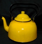 Antiga chaleira na cor amarela, produzida em Ágata, medidas: comprimento 20 cm de comprimento X 20 cm de largura.