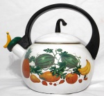 Antiga chaleira na cor branca com desenhos de frutas, produzida em Ágata, medidas: comprimento 21,5 cm de comprimento X 23 cm de largura.