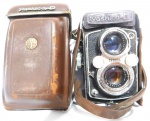 Antiga máquina fotográfica , marca Yashica - D, fabricada no Japão,com case de couro, medidas: 16 cm de comprimento X  10 cm de largura,não testada e sem garantia de funcionamento. 