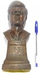 Escultura produzida em bronze do presidente americano John F. Kennedy -1917-1963, possui restauro,Medidas: 20 cm de altura X 7,5 de largura.