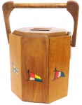 Antigo porta gelo produzido em madeira em forma de octógono regular, representado com bandeiras de vários países. Medidas: 20 cm de altura X 19 cm de comprimento.