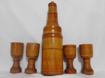 Conjunto com 01 garrafa e 04 copinhos produzidos em madeira: medidas: 25 cm de altura ( garrafa) ,09 cm de altura(copinho)