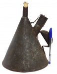 Antiga lamparina à querosene,  Medidas: maior comprimento 25 cm.