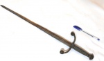 Antiga espada de origem árabe, punho  produzido em metal, lâmina em ferro,possui desenhos árabes na sua lâmina, item a ser estudado. maior comprimento 58 cm de comprimento.