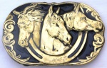 Fivela para cinto representado por 03 cavalos, feito em metal dourado`.Medidas: 9,5 cm de comprimento X 6,5 cm de largura.