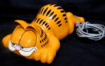 Antigo telefone com teclado, alusivos ao personagem Gato Garfield, item não testado. Medidas: 23 cm de comprimento X 14 cm de largura.