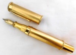 Caneta tinteira da Marca Genius Iridium em metal dourado, fabricado na Alemanha, Medidas: Maior comprimento 15 cm. 