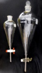 Lote com 02 tubos de ensaios produzidos em vidro  com formatos de funil, capacidade de 250 ml e 1000ml, um deles possui tampa de vidro ,possuem registro nos dois,Medidas: maior altura 42 cm.