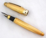 Caneta tinteira da Marca Genius Iridium em metal dourado, fabricado na Alemanha, precisa de refil para tinta. Medidas: Maior comprimento 11,5 cm. 