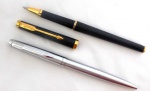 Lote com 02 canetas esferográficas da marca Paker, a prateada possui gravação. Medidas: maior comprimento 13 cm.