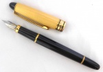 Caneta tinteira da Marca Genius Iridium em metal dourado/preto, fabricado na Alemanha, precisa de refil para tinta. Medidas: Maior comprimento 11,5 cm. 