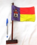 Mastro com bandeira decorativa, produzido em madeira, altura 29 cm.