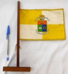 Mastro com bandeira decorativa, produzido em madeira, altura 30,5 cm.