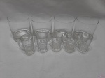 Lote composto de 5 canecas de shot em vidro moldado e 4 copos de whisky em cristal incolor com base pesada. Medindo o copo de whisky 8,5cm de altura.