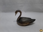 Enfeite na forma de cisne em bronze. Medindo 20cm de comprimento x 15,5cm de altura. A parte de trás solta e da para utilizar como cinzeiro. Pesando 2,5kg.