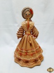 Boneca russa com traje típico feita artesanalmente em palha com rosto em madeira pintada.Medindo 27cm de altura