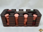 Suporte em madeira marchetada com diversas fichas para poker em resina. Medindo o suporte 30cm x 12cm x 10,5cm de altura.