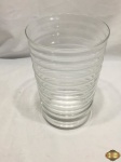 Vaso floreira em vidro ondulado. Medindo 23,5cm de altura.