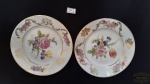 2 Pratos Decorativos em Porcelana Maua Decorado com Flores.1 deles Apresenta Pequeno bicado na borda.Medida: 16,5 diametro