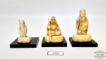 Escultura  3 sabios  em marfinite   resina oriental sob base em madeira. Medida maior 4 cm largura a base por 6,5 cm altura, médio 4 cm largura base por 5 cm altura, pequeno 4 cm largura base por 4,5 cm altura.