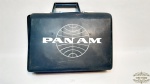 Mala da companhia aérea Pan Am azul com avaria no fecho. Medida 39X30 cm por 11 cm altura.