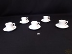 Jogo de 5 xícaras de café em porcelana branca.