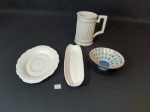 4 Itens diversos em porcelana., sendo 1 caneca 3 pratos  Medida 8,5 cm diâmetro, 13 cm altura. 11,5 cm diâmtero, 4,5 cm altura.