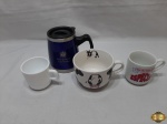 Lote de 3 canecas em porcelana e 1 caneca térmica com tampa. Medindo a caneca térmica 12,5cm de altura.