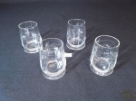 4 copos para aperitivo em cristal lapidado, um deles apresenta pequeno bicado. Medida 4 cm diâmetro, 6,5 cm altura.