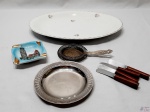 Lote composto de travessa oval em porcelana, espátulas de pasta, cinzeiro em porcelana, etc. Medindo a travessas oval em porcelana 35,5cm x 24cm.