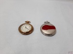 Lote de 2 replicas de relógio de bolso antigos à quartz da coleção Gentleman, necessita de bateria. Medindo o maior 4,5cm de diâmetro.