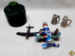 Lote composto de potiche em porcelana, avião feito de lata de Pepsi, avião de chumbo e 2 mini canecas em porcelana. Medindo 12,5cm de diâmetro x 8,5cm de altura sem tampa.