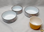 Lote composto de 3 travessas redondas em ágata floral e um bowl em vidro opalinado. Medindo a travessa maior 18,5cm de diâmetro x 7,5cm de altura.