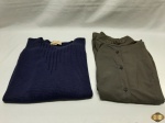 Lote de roupas Feminina. Composto por 1 casaco e 1 jaqueta. Jaqueta da marca BELSTAFF 100% algodão, tam: 44; e Casaco  azul confeccionada em algodão, o modelo possui gola reta, manga longa Tam: G.