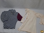 Lote de Roupas Feminina. Composto por 1 vestido e 1 camisa social. Sendo a camisa social da marca ATEEN 100% SEDA tam: 40; e Vestido listrado da marca OPÇÃO tam: P. Peças apresentam algumas marcas de guardado.