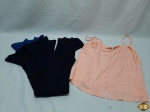 Lote de Roupas Feminina. Composto por 1 vestido e 1 blusa de alcinha. Sendo o Vestido Azul e preto da marca BOBSTORE Tam: PP; e Blusa Rosa da marca OPÇÃO Tam: P.