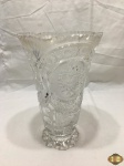 Vaso floreira em cristal ricamente lapidado. Medindo cm de diâmetro x cm de altura, com alguns bicados.
