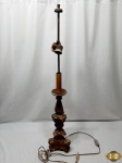 Pé de abajur para 2 lampadas em madeira ricamente entalhada com patina ouro. Medindo 91cm de altura.