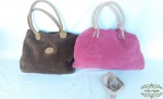 2 bolsas  femininas  camurça  rosa e marron.