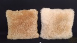 2 Almofadas sendo 1 em pelo de coelho e outra lã na cor bege  Medida 40X40 cm.