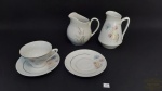 Lote de 5 peças  diversas em porcelana Schimidt floral, sendo 2 pires, 1 xícara de chá, 1 leitera e 1 cremera. Medida xícara 10 cm diâmetro por 7 cm altura, pires 14 cm diâmetro.