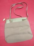 Linda bolsa feminina na cor creme com alça curta da marca LIZ CLAIBORNE. Em perfeito estado.