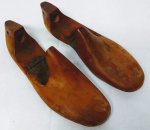 Antigo e raro par de moldes para sapatos antigos de manufatura da não mais existente fábrica São José. trabalhada em madeira nobre. Excelente estado de conservação. Med. 25CM de expessura. Brasil princípios do século XX