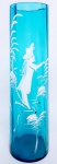 MARY GREGORY - Elegante vaso em vidro artístico de tonalidade azul com belíssima pintura esmaltada rica em detalhes . Mary Gregory USA século XX . excelente estado de conservação, mede 24 x 7,0 cm .