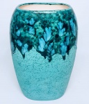 Elegante vaso finamente trabalhado em cerâmica de excelente qualidade predominante na cor azul. Med. 28 x 18CM. Excelente estado de conservação.