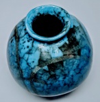 Elegante e antigo vaso finamente trabalhado em cerâmica, trabalho craquelê em linda cor predominante azul em forma redonda. Med. 18 x 12CM. Excelente estado de conservação.