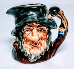 ROYAL DOULTON - Raro mug de coleção em porcelana representando '' Rip Van Winkle '' , marca da preciosa manufatura Royal Doulton sobre a base , Inglaterra 1954 . perfeito estado de conservação , mede 5,5 cm de altura x 6,5 cm de comprimento .