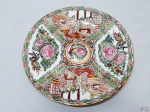 Prato decorativo em porcelana com pintura oriental. Medindo 22,5cm de diâmetro.