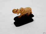 Escultura de elefante em osso (marfim?) entalhado com peanha em madeira. Medindo 5,5cm de comprimento x 4,5cm de altura.