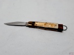 Canivete em latão com acrílico e lamina em aço inox. Medindo 10,5cm de comprimento fechada x 19cm de comprimento aberto.